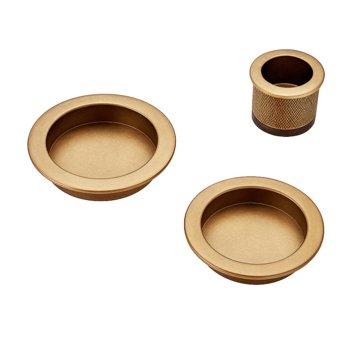 Kit para puerta corredera Mod. 3125 con dos tiradores cazoleta redondos y uñero de canto fabricados en zamak, diseñado para puertas correderas de madera. Acabado bronce.